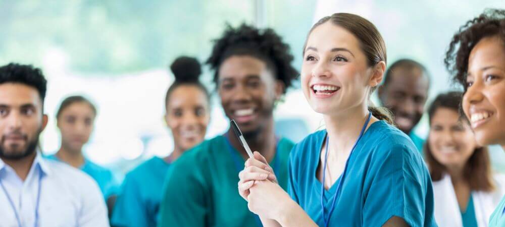 Femme soignante dans un groupe en formation