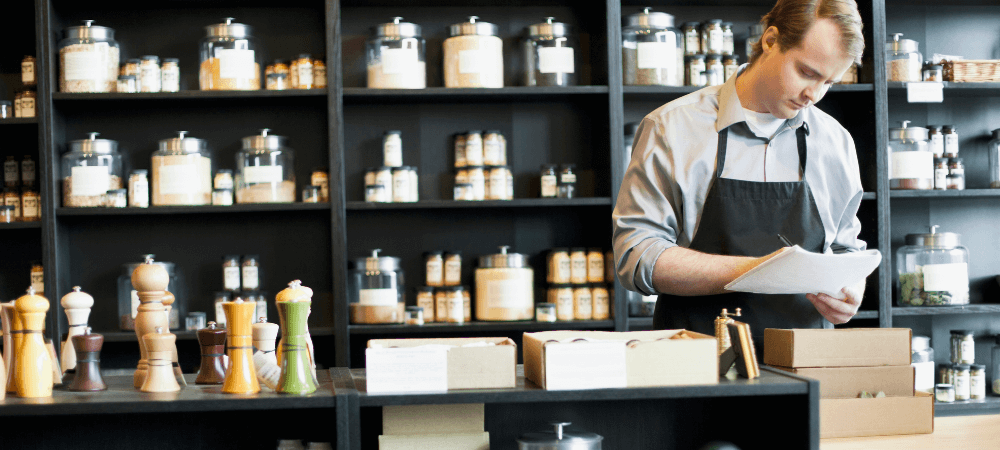 Homme commerçant dans son magasin