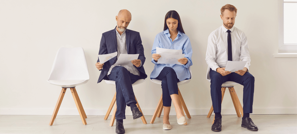 Personnes attendant pour un entretien d'embauche