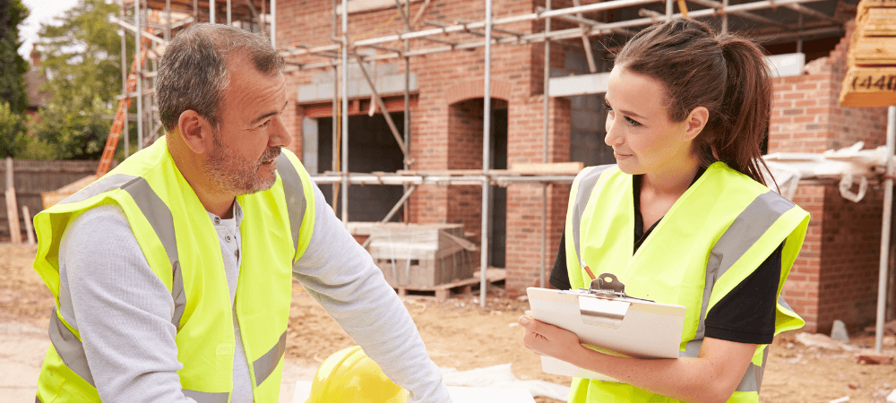 Jeune femme travaillant dans le bâtiment